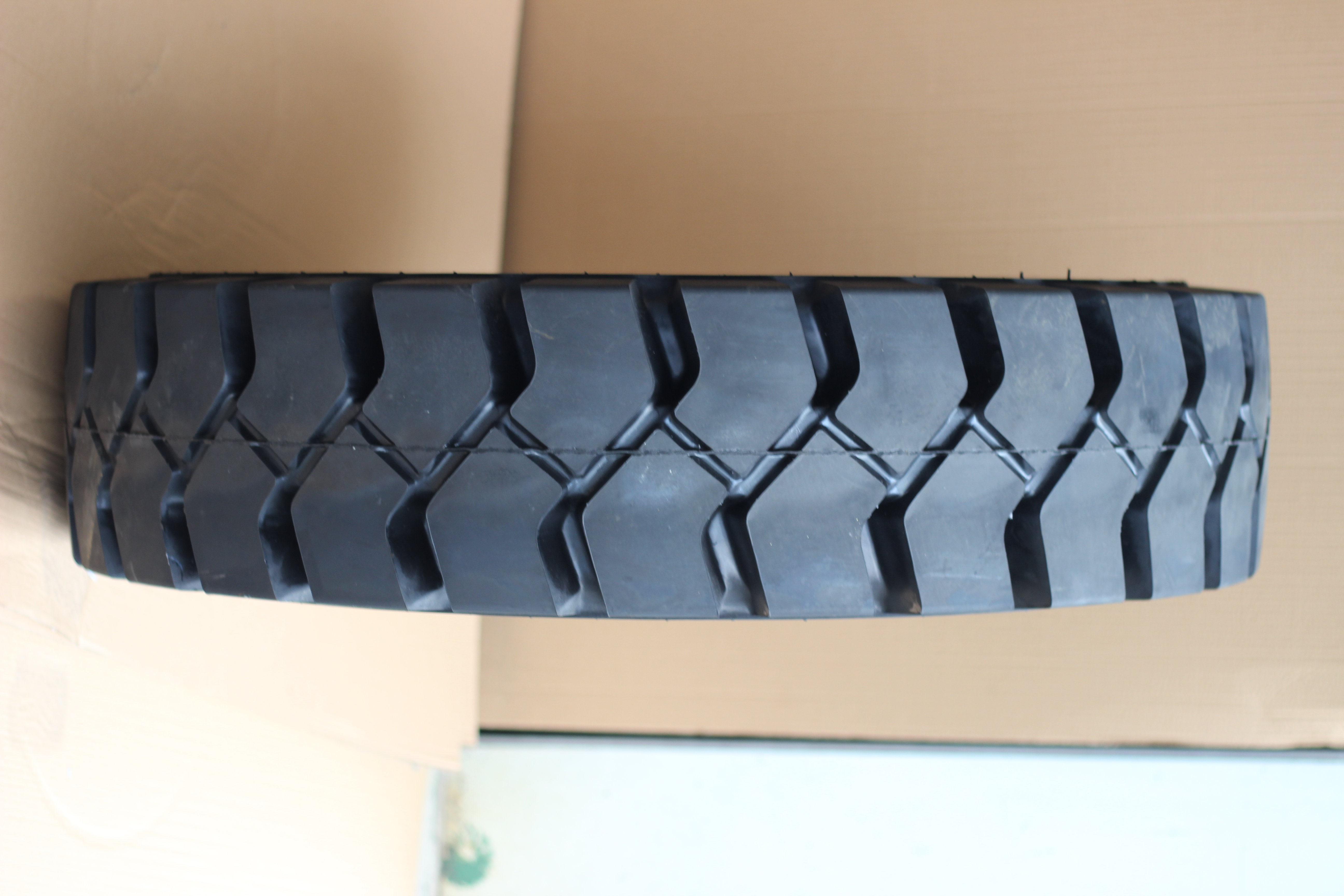 9.00-20 10.00-20 11.00-20 12.00-20 Rubber Solid Tire For Forklift Heavy Trucks Trailers