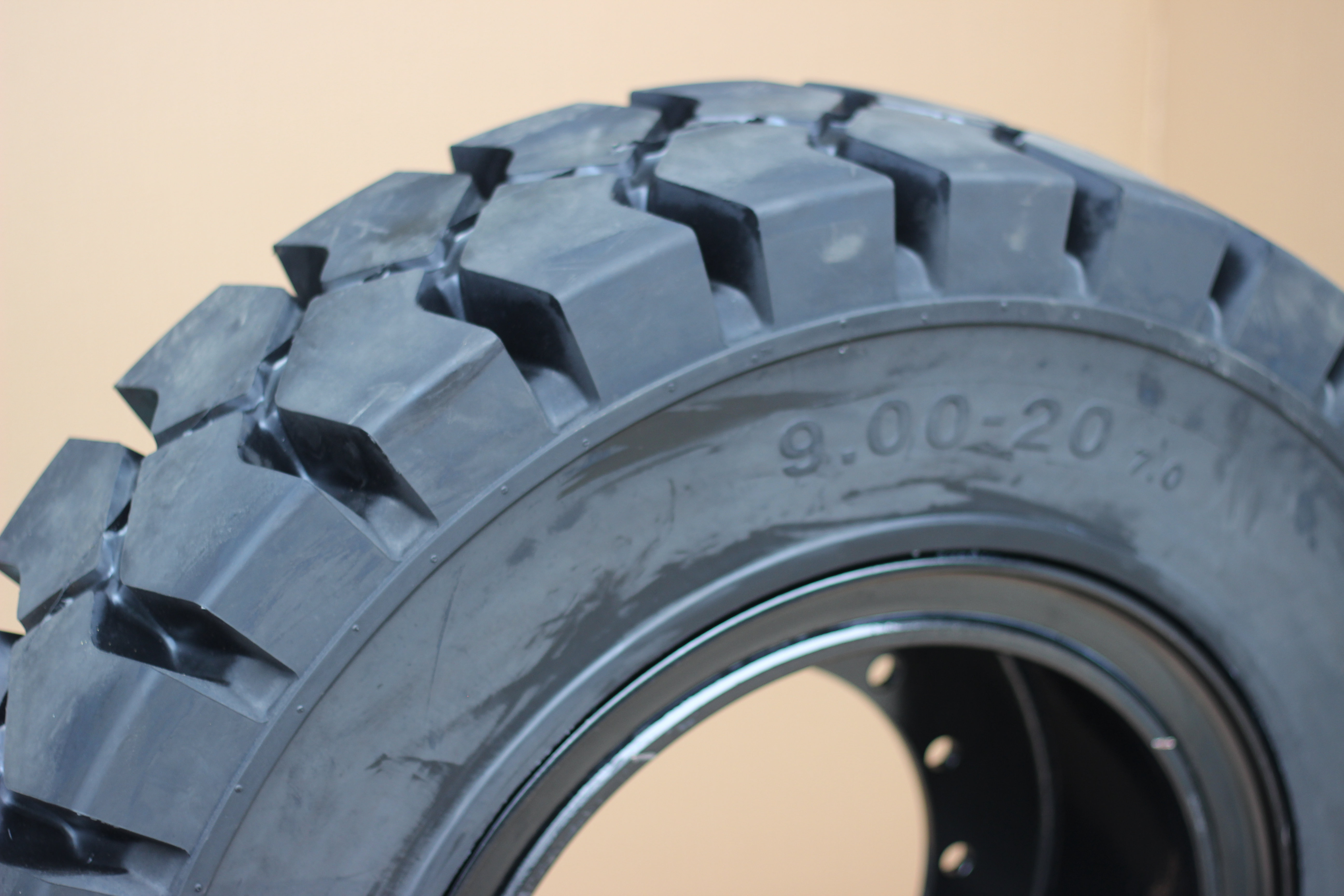 9.00-20 10.00-20 11.00-20 12.00-20 Rubber Solid Tire For Forklift Heavy Trucks Trailers