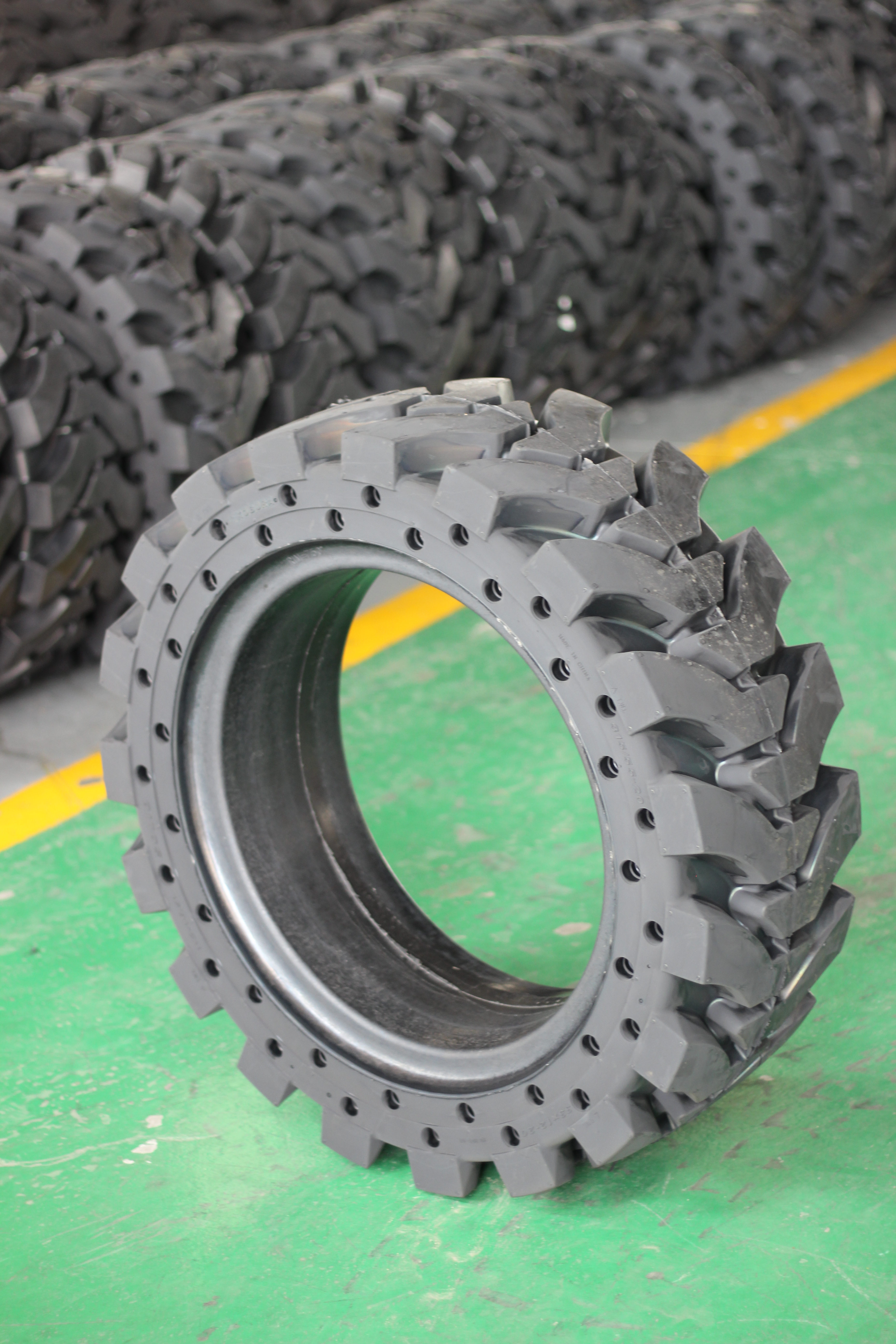 Made in China Heavy Duty Puncture Proof Tire Skid Steer 33x12-20 12x16.5 Solid Tire for Telehandler