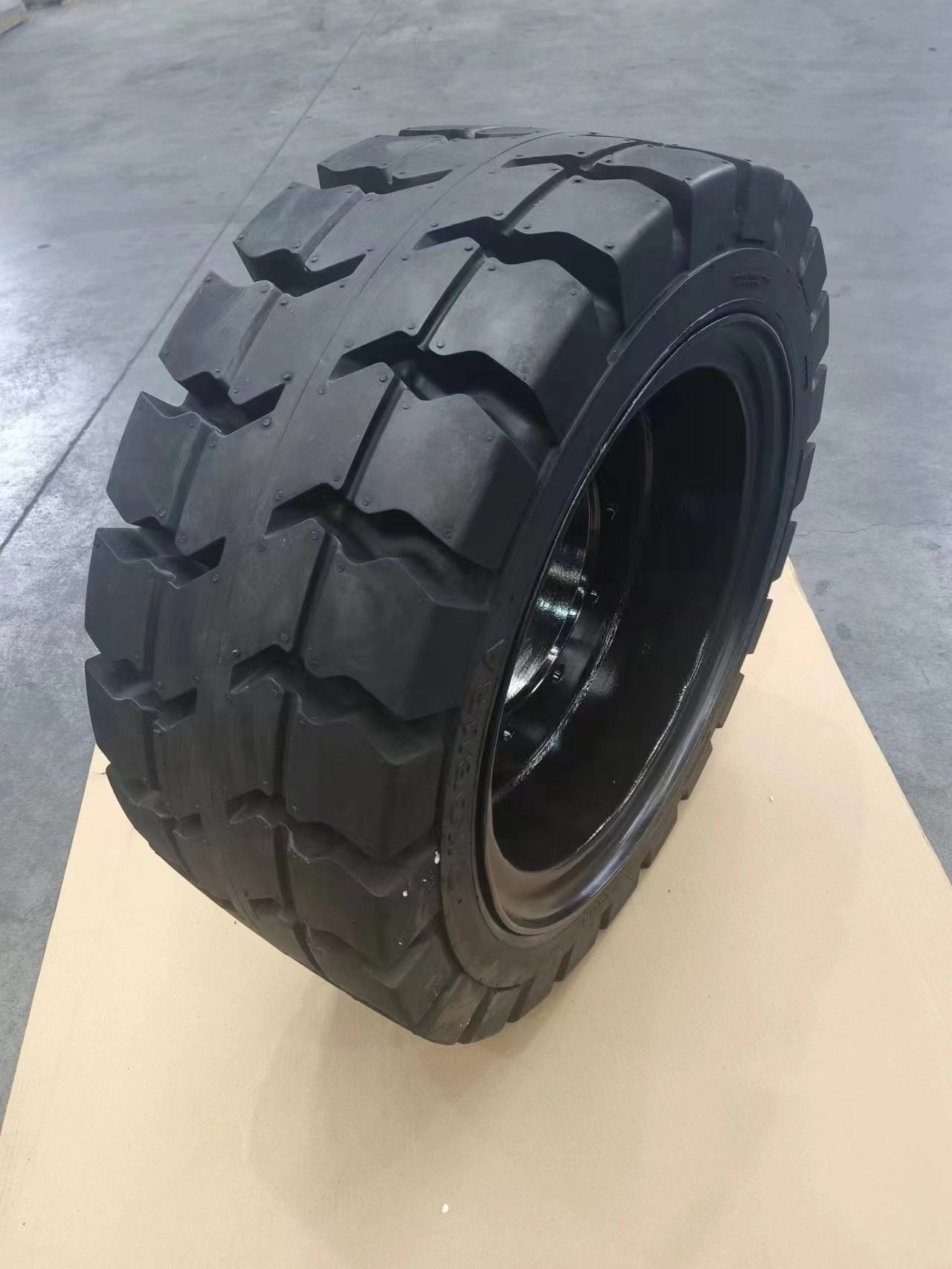 China  Factory Supply wholesale  2-3.5 Ton Forklift Solid Tires 28x12.5-15 Solid Rubber Tire for Linde Heli Hyster