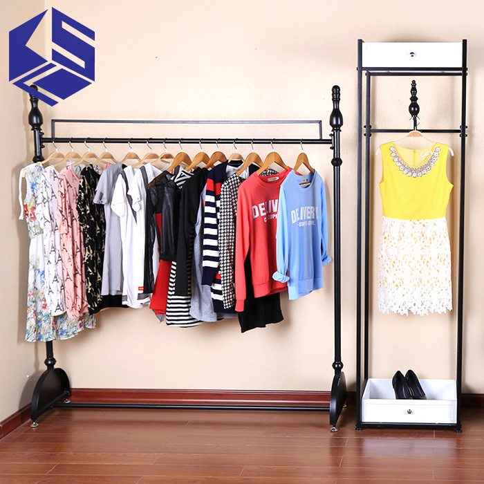 Durable modeling Retail clothing hanging display shelves | metal hanging clothes display racks rail