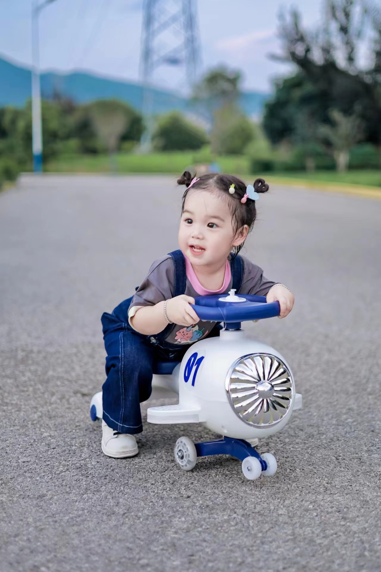 Children's twist car upgrade walker children's music swing car kids baby Electric swing car with shiny wheels