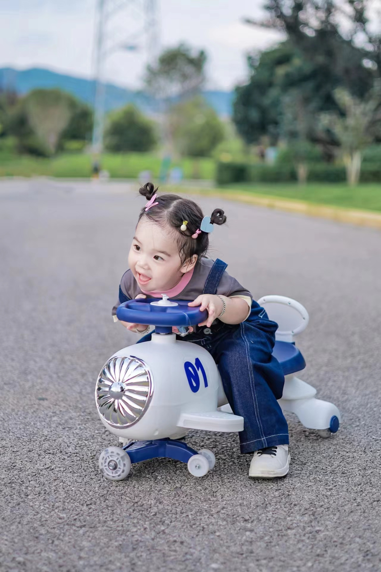 Children's twist car upgrade walker children's music swing car kids baby Electric swing car with shiny wheels