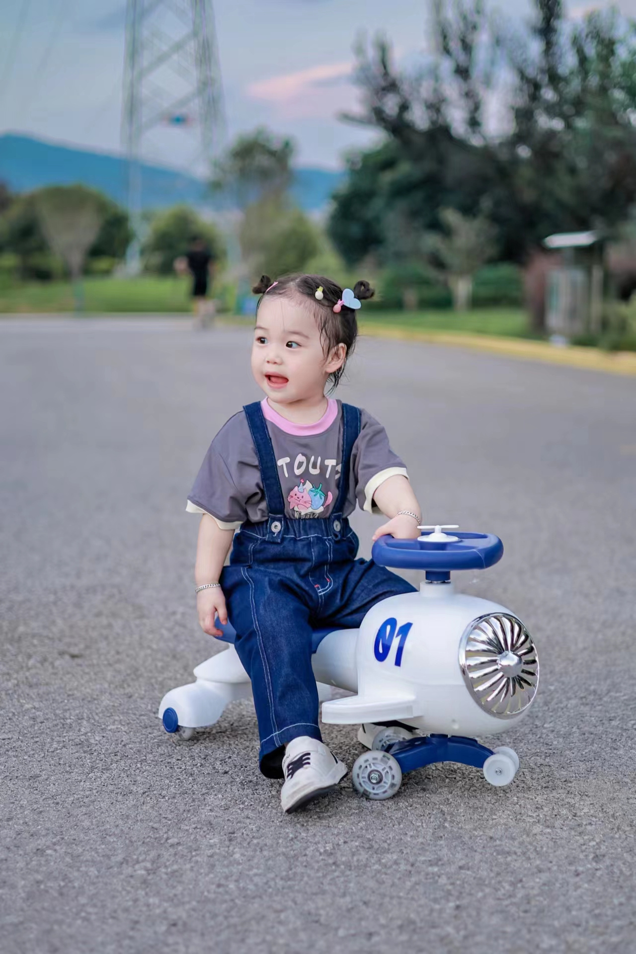 Children's twist car upgrade walker children's music swing car kids baby Electric swing car with shiny wheels