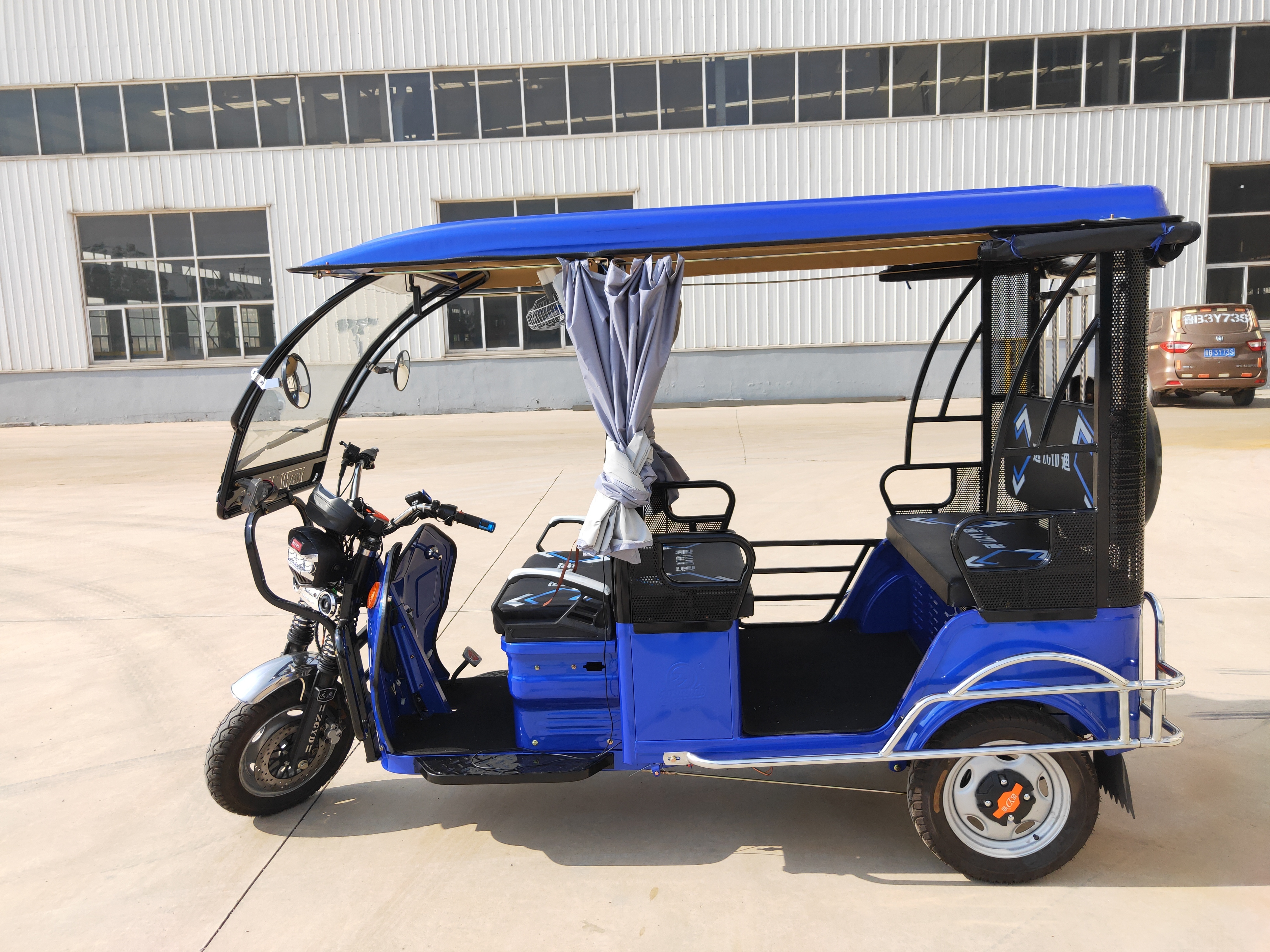 Most Popular Taxi Tuk Tuk Auto Rickshaw Electric Hybrid For Daily Life 3 Wheel 60v Closed Motorized Electric Passenger Tricycle