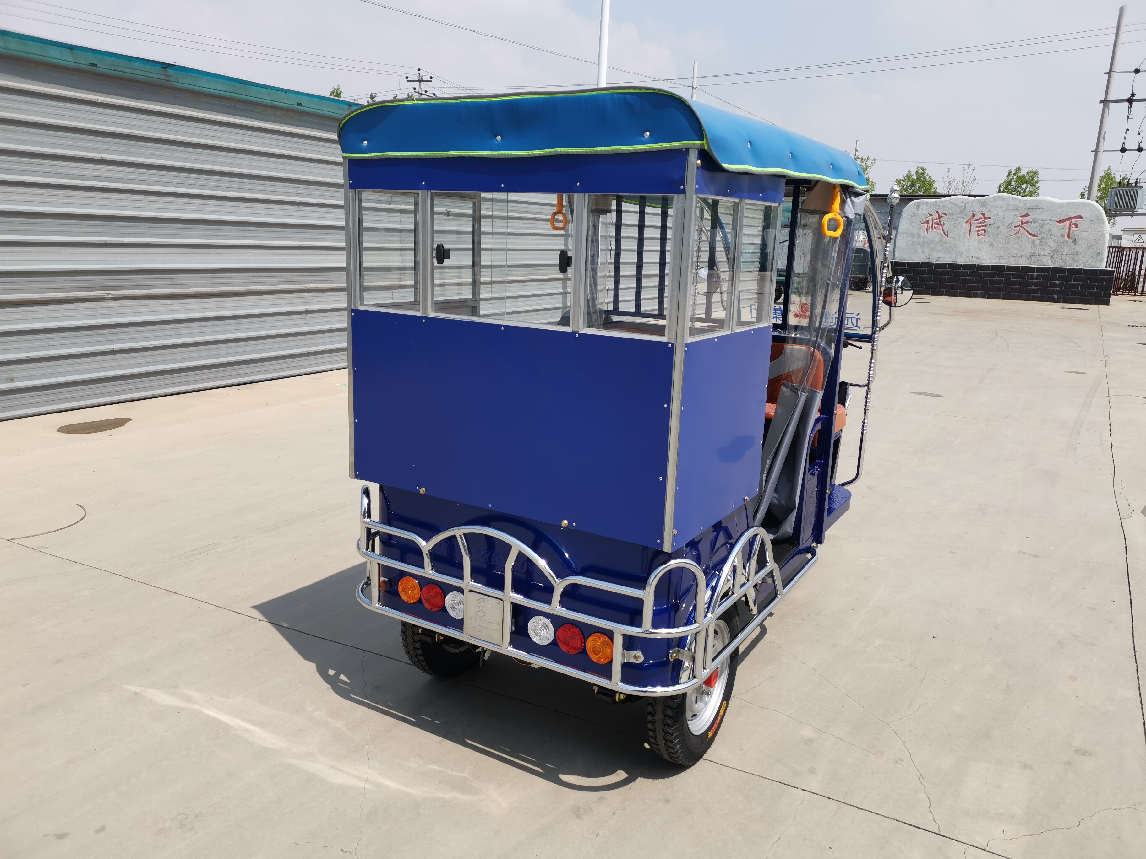 Low Price Heavy Passengers Loading Closed Cabin Electric Tricycle 3 Wheel Cargo Electric Motorcycle Durable Ev Tricycle For Sale