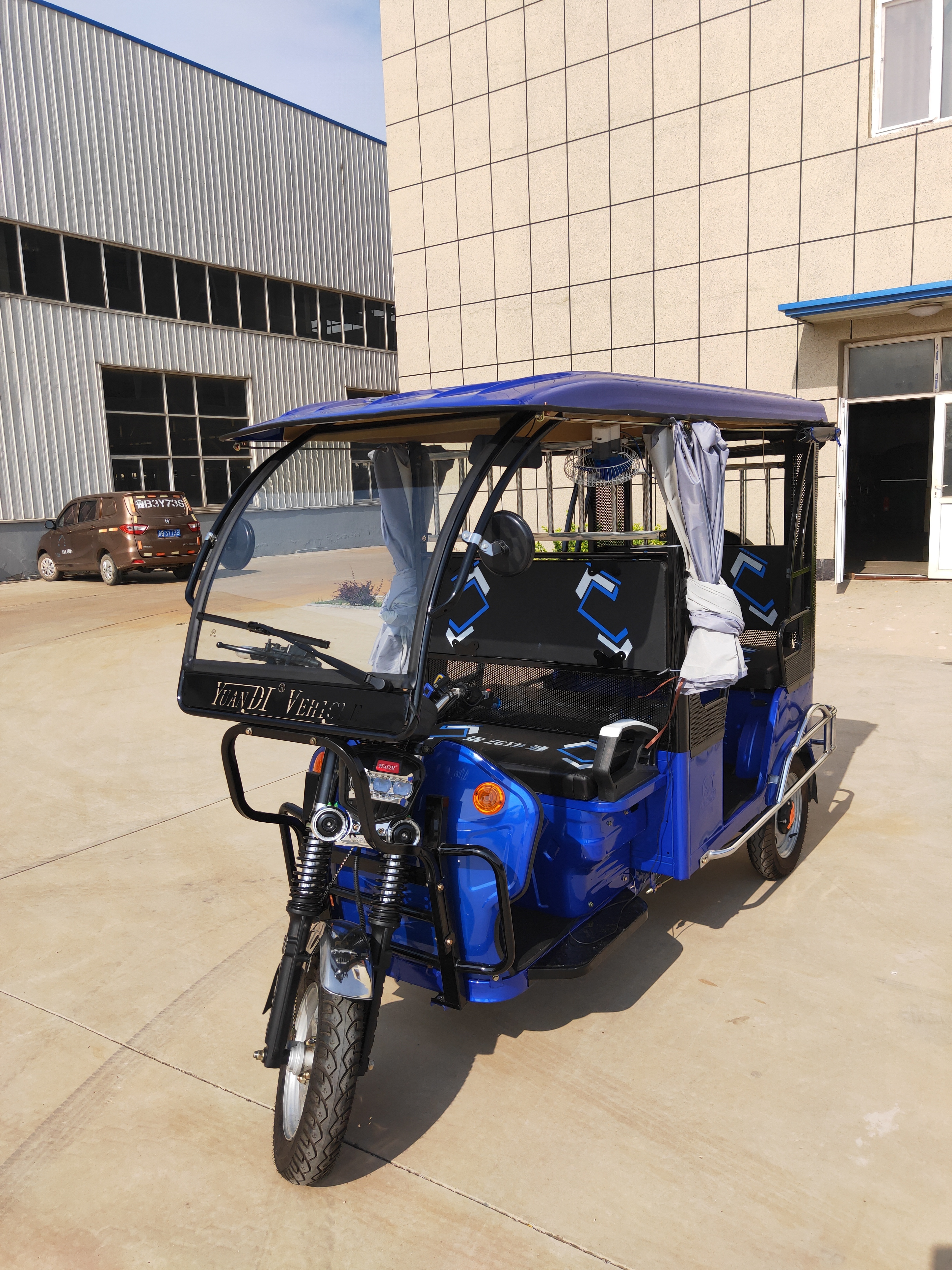 Most Popular Taxi Tuk Tuk Auto Rickshaw Electric Hybrid For Daily Life 3 Wheel 60v Closed Motorized Electric Passenger Tricycle