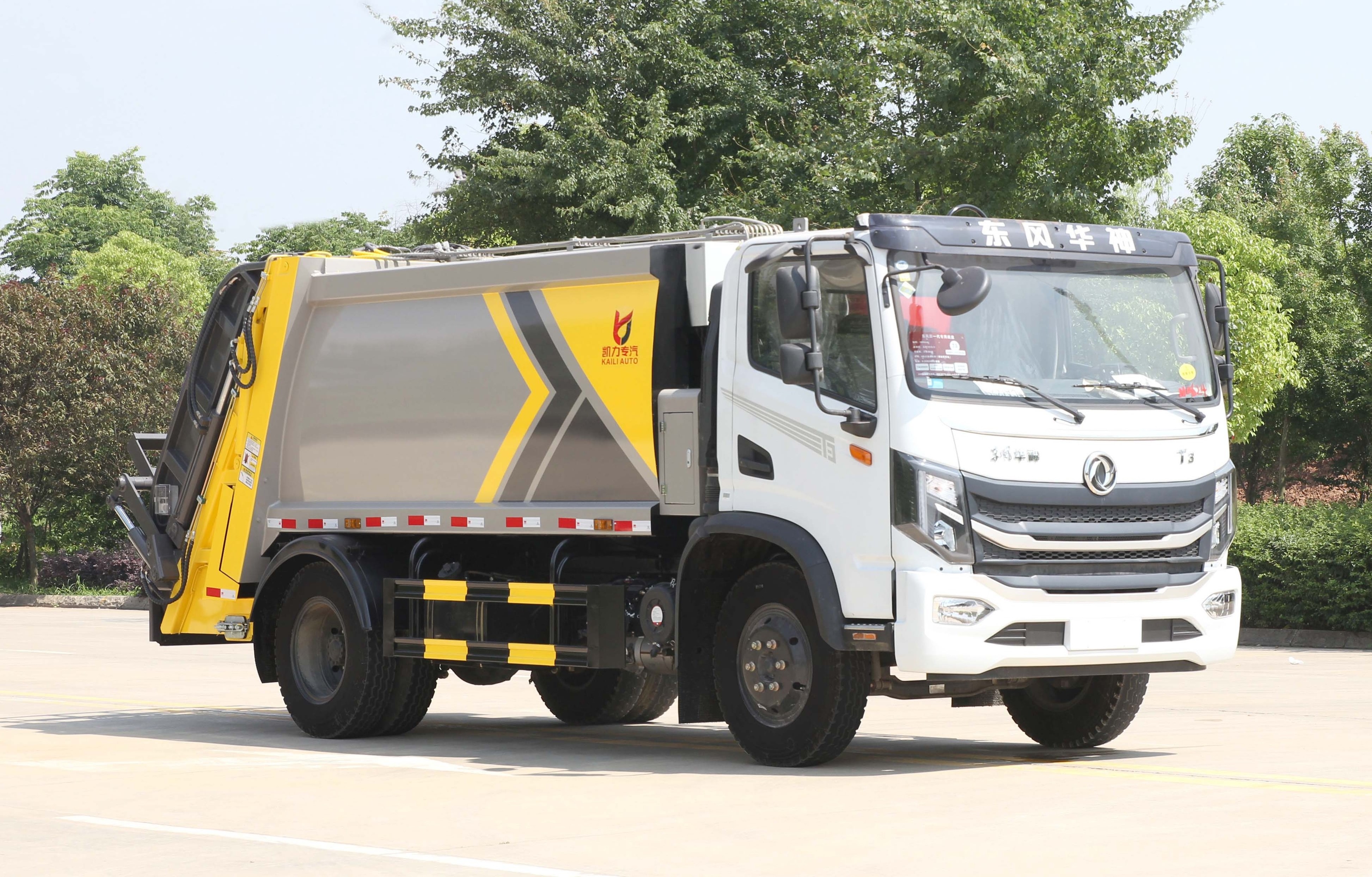 China HOWO 4*2 compressed garbage truck  120 HP  6 cubic meter sanitation garbage truck factory