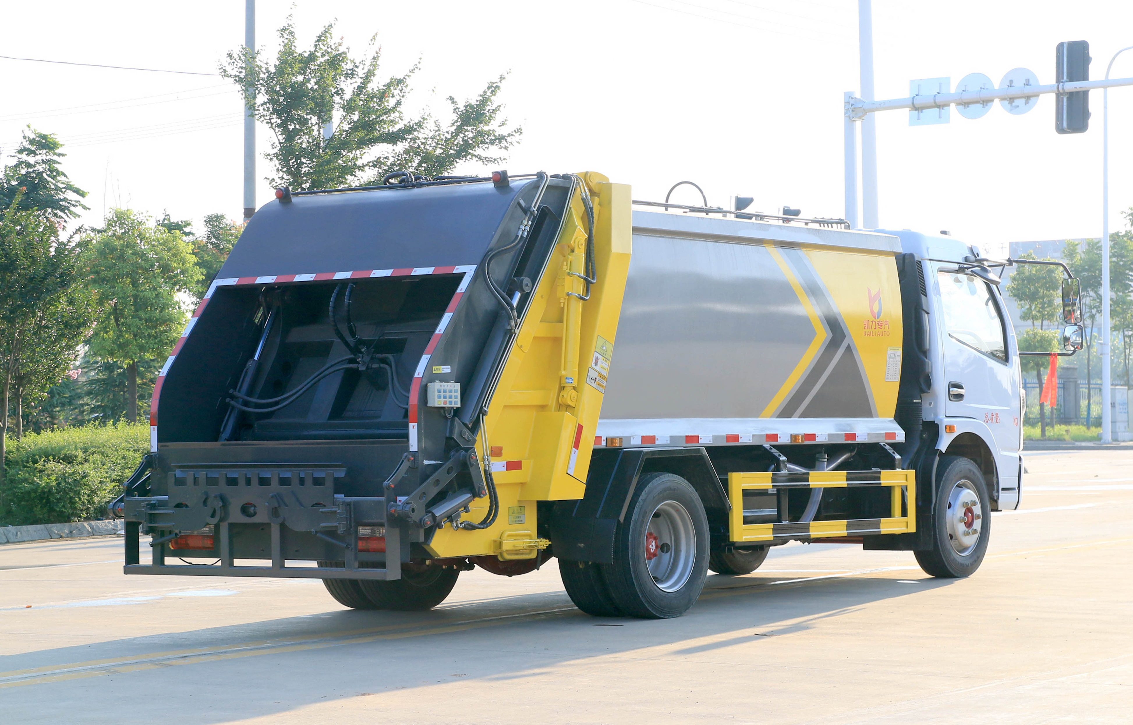 China HOWO 4*2 compressed garbage truck  120 HP  6 cubic meter sanitation garbage truck factory