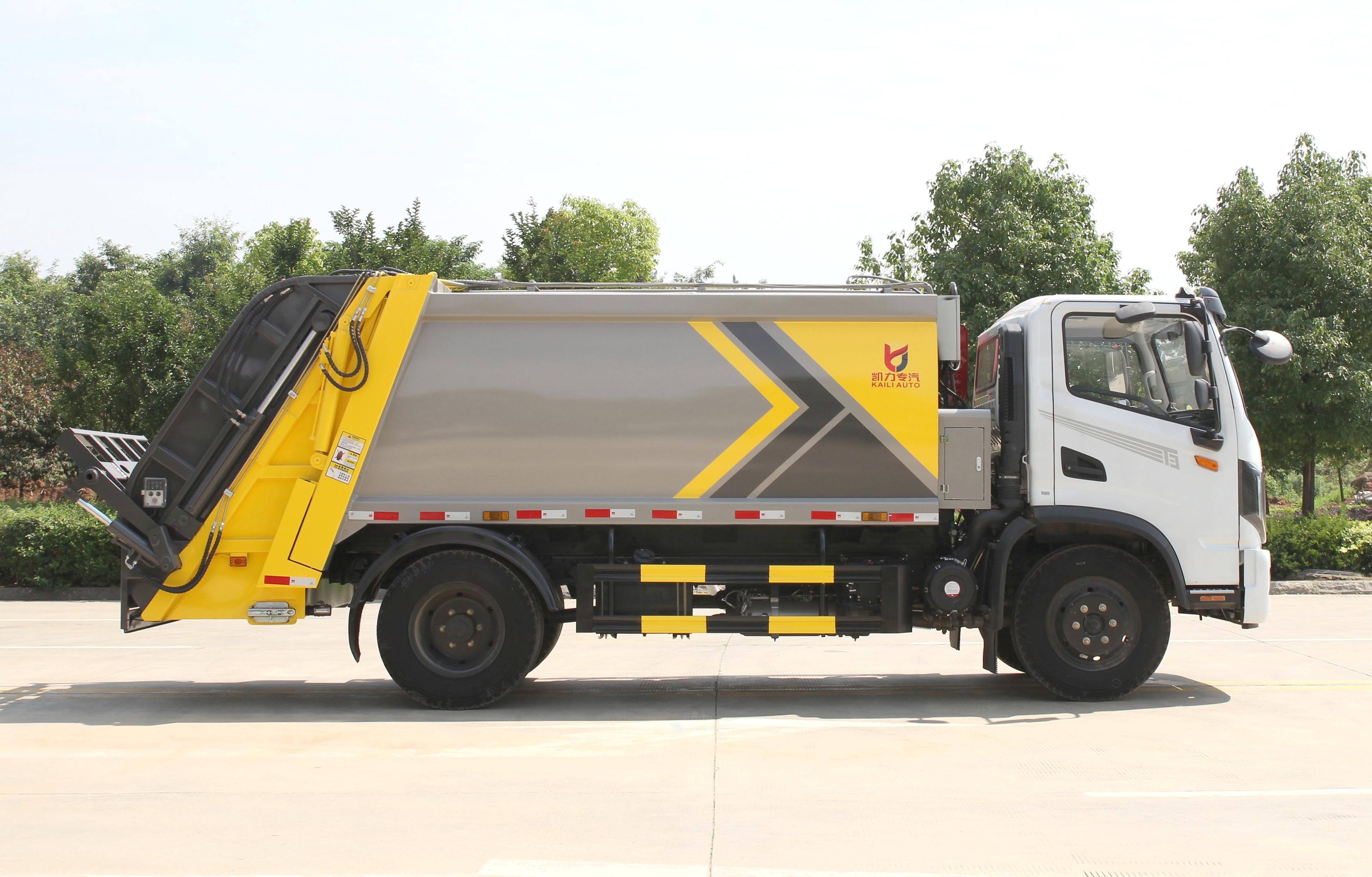 China HOWO 4*2 compressed garbage truck  120 HP  6 cubic meter sanitation garbage truck factory