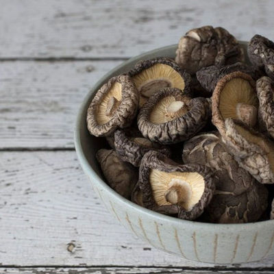 Dried Shiitake Mushrooms - Dried 100% natural shiitake mushroom cheap price in bulk / Hana