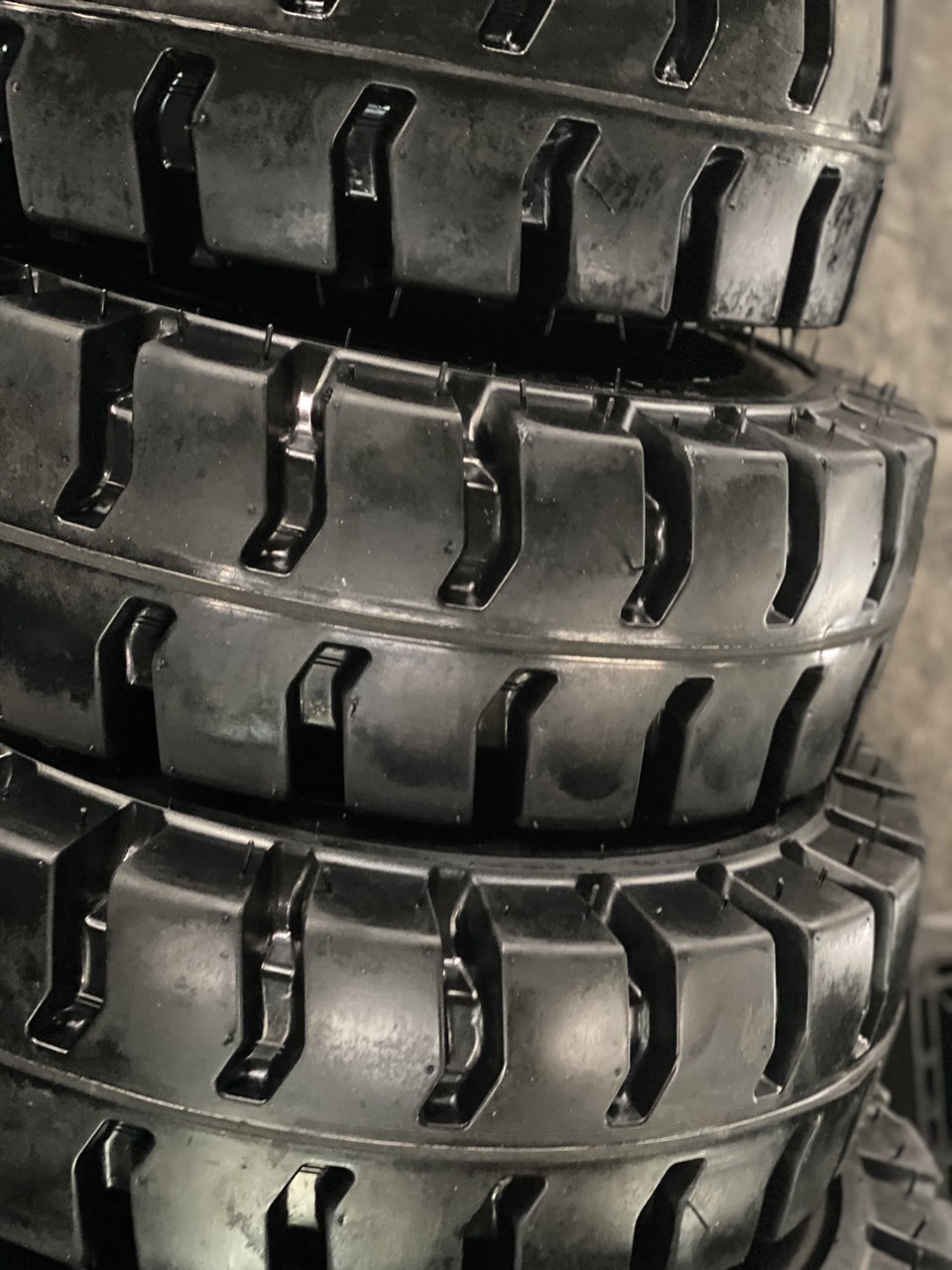 SOLID TIRE FOR FORK LIFT   7.00-12 - KUMA BRAND -  HIGH QUALITY - VIETNAM