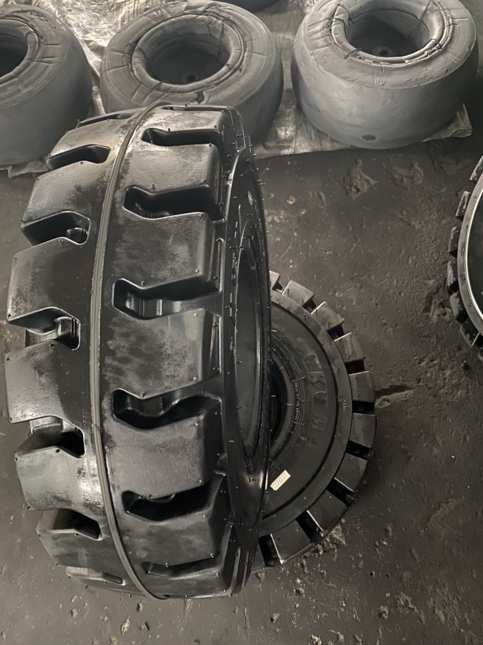 SOLID TIRE FOR FORK LIFT   7.00-12 - KUMA BRAND -  HIGH QUALITY - VIETNAM