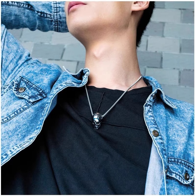 Europe and the United States stainless steel skull necklace punk men simple alloy pendant