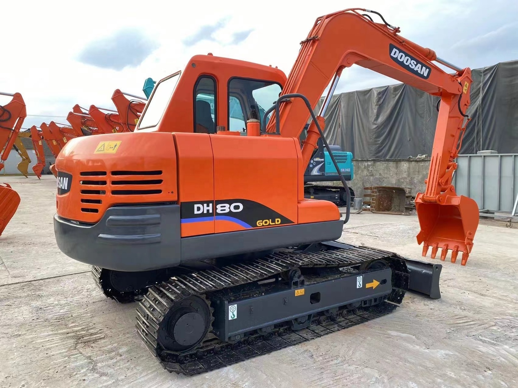 8Ton Second hand excavator tyred Doosan DH80 Doosan DX60W 8ton hydraulic digger used excavator