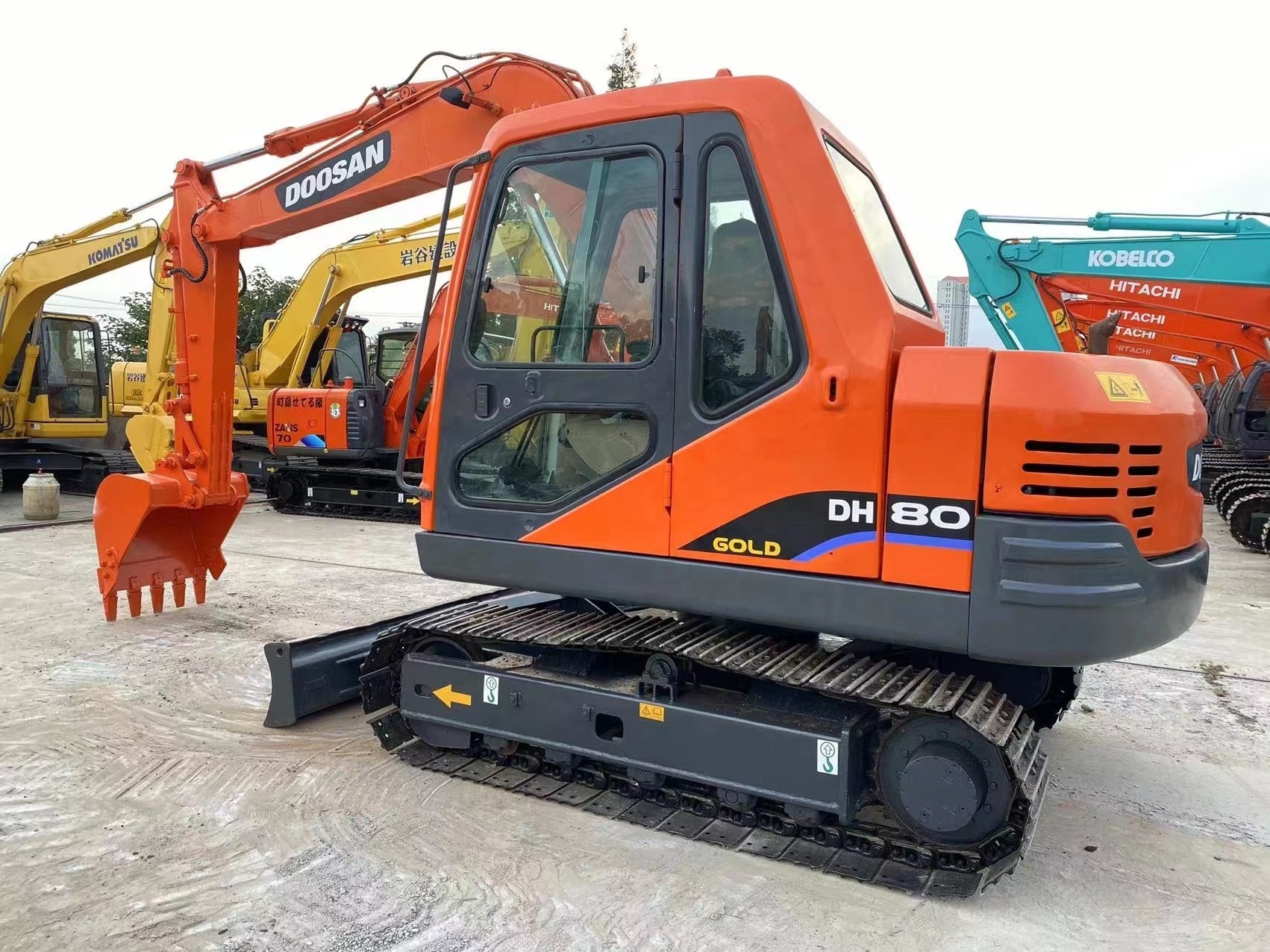 8Ton Second hand excavator tyred Doosan DH80 Doosan DX60W 8ton hydraulic digger used excavator