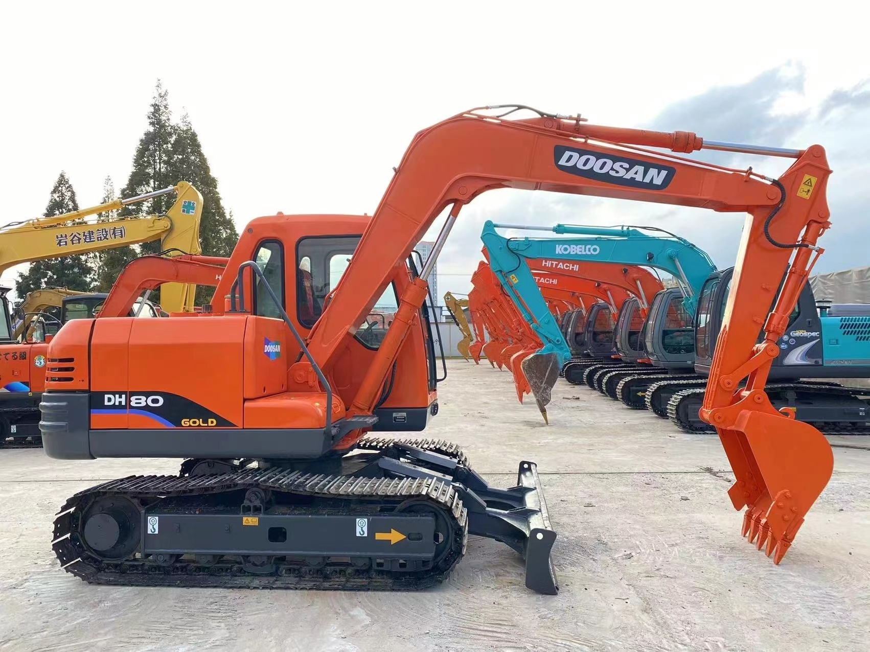 8Ton Second hand excavator tyred Doosan DH80 Doosan DX60W 8ton hydraulic digger used excavator