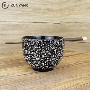 Oriental Vintage Noodle Bowl Creative Embossed Ceramic Ramen Bowl With Hole For Chopsticks