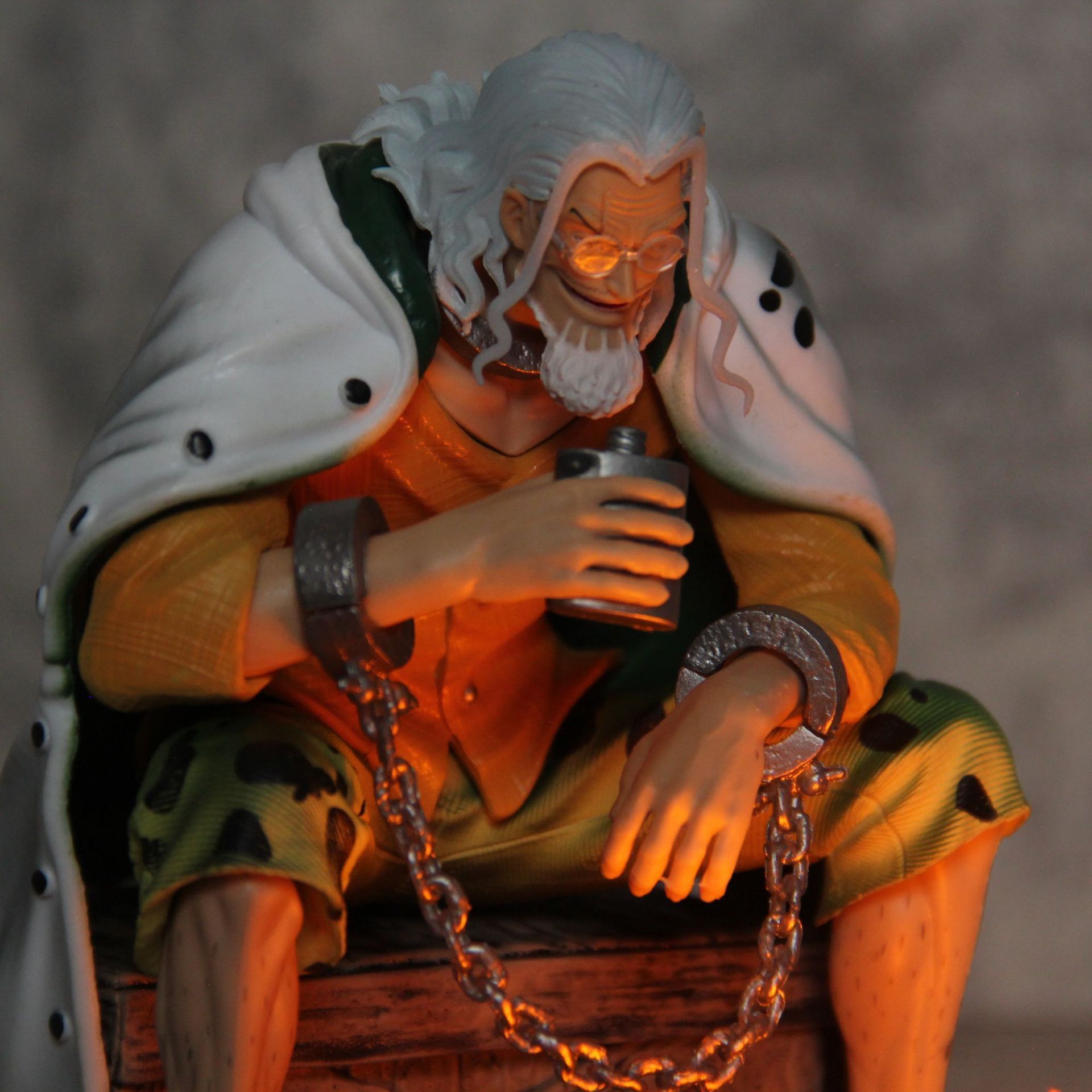 16cm Action figure Resin toys HIGH Quality GK Figure Sitting Bonfire Drinking Model figure One Pieced Silvers Rayleigh