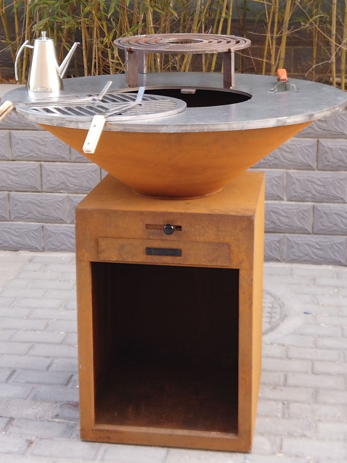 Outdoor Wood Charcoal Fired Barbecue / BBQ / Brazier / Grill