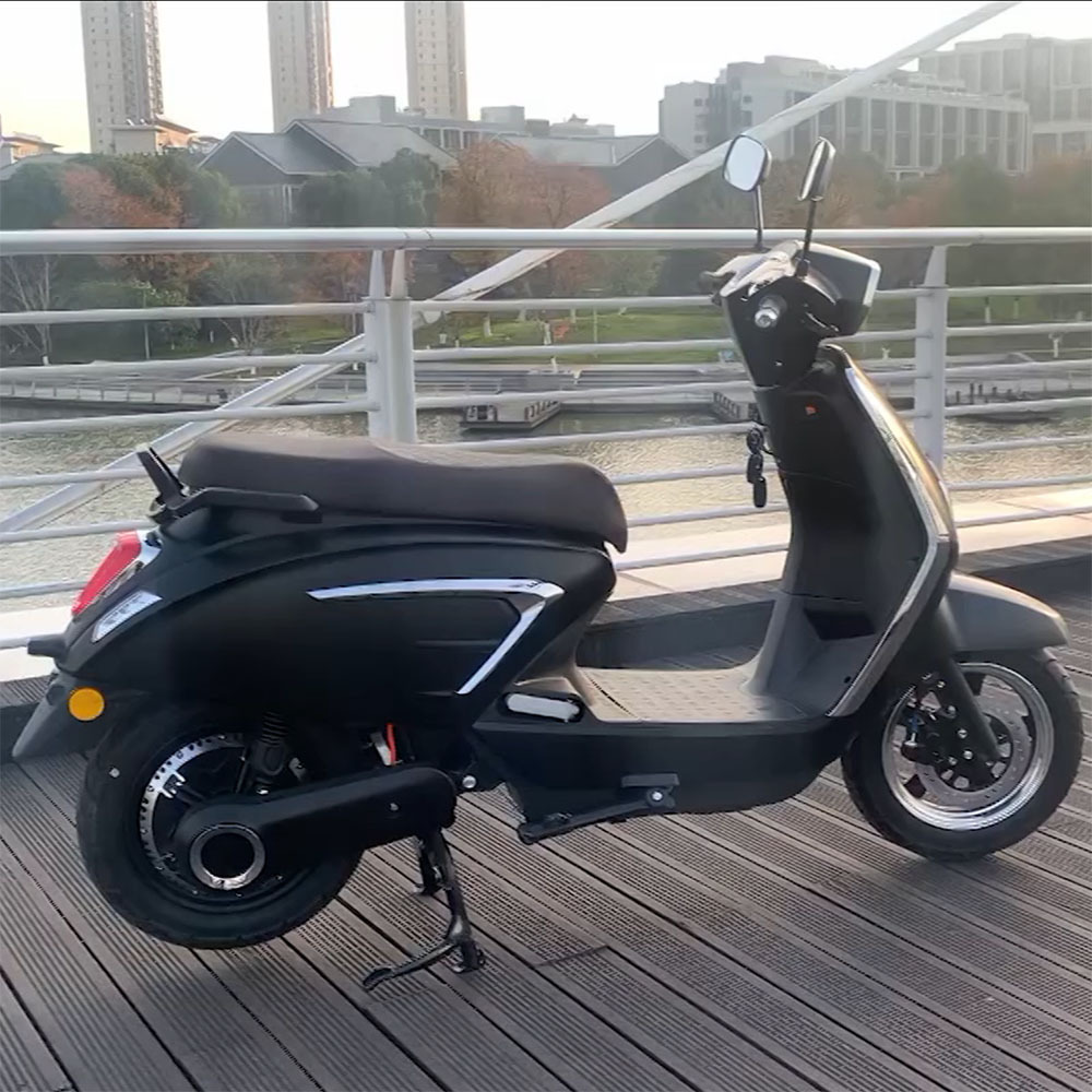 Factory 40-50km/h speed 45-65km range retro classic e scooter for adults big power electric motorcycle