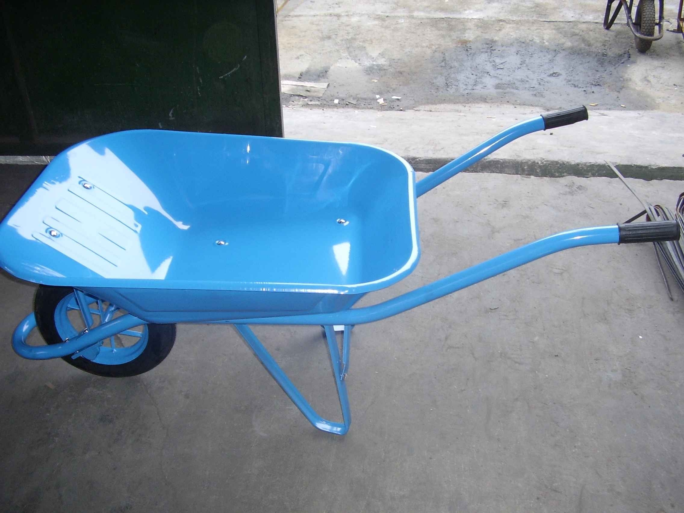 Hot selling WB6400 pneumatic tyre 0.6mm Steel galvanized Tray Garden Tools Wheelbarrow