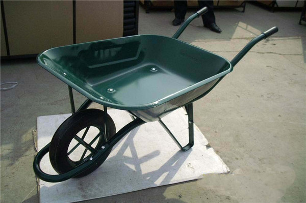 Hot selling WB6400 pneumatic tyre 0.6mm Steel galvanized Tray Garden Tools Wheelbarrow