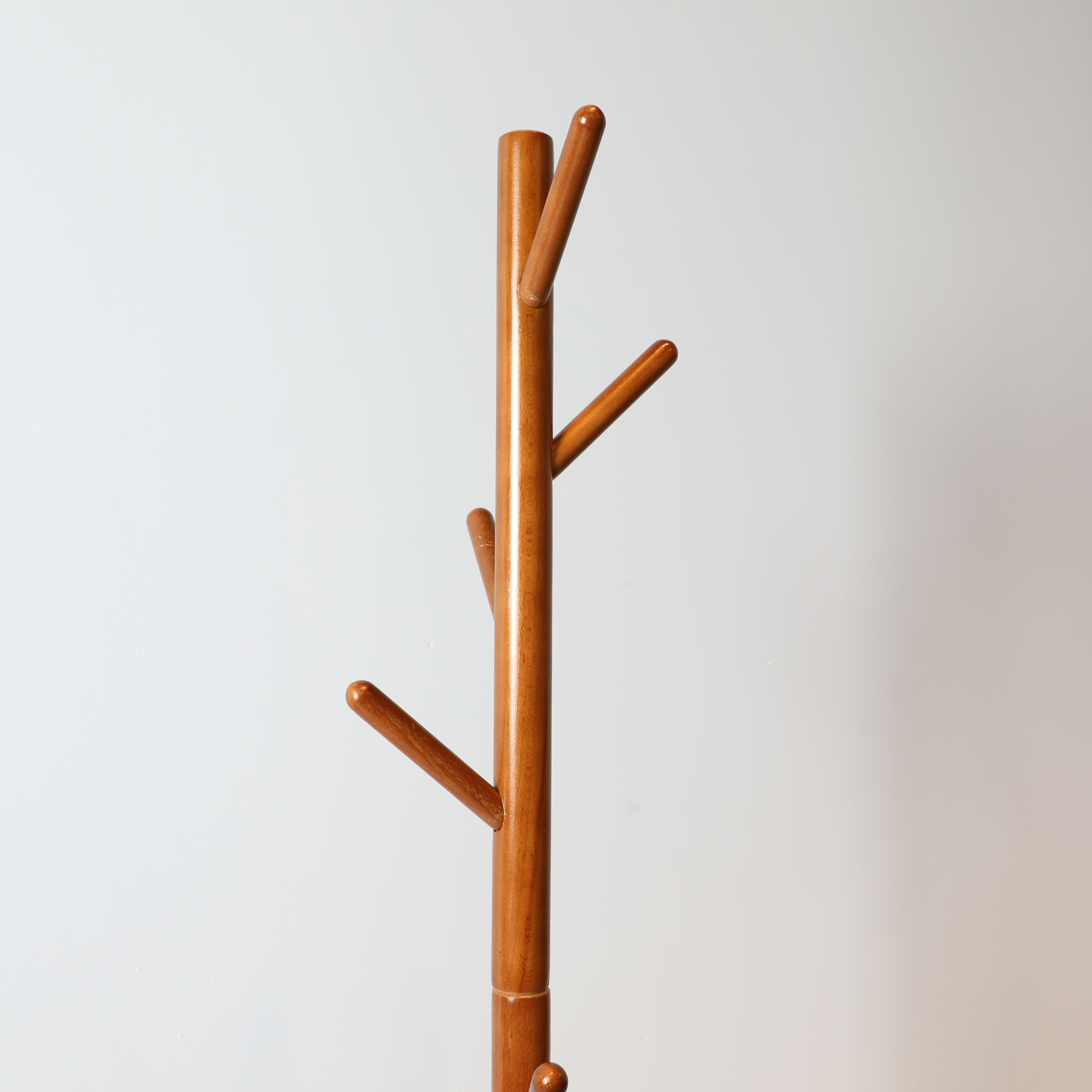 Factory Wholesale Living Room Furniture Modern Classic Standing Walnut Wooden Clothes Rack Coat Stand