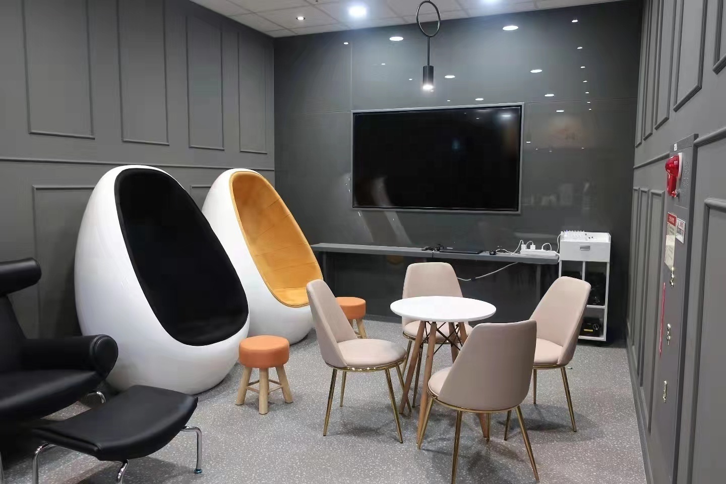 Modern creative fiberglass adult size egg pod shape lounge chair for living room hotel office