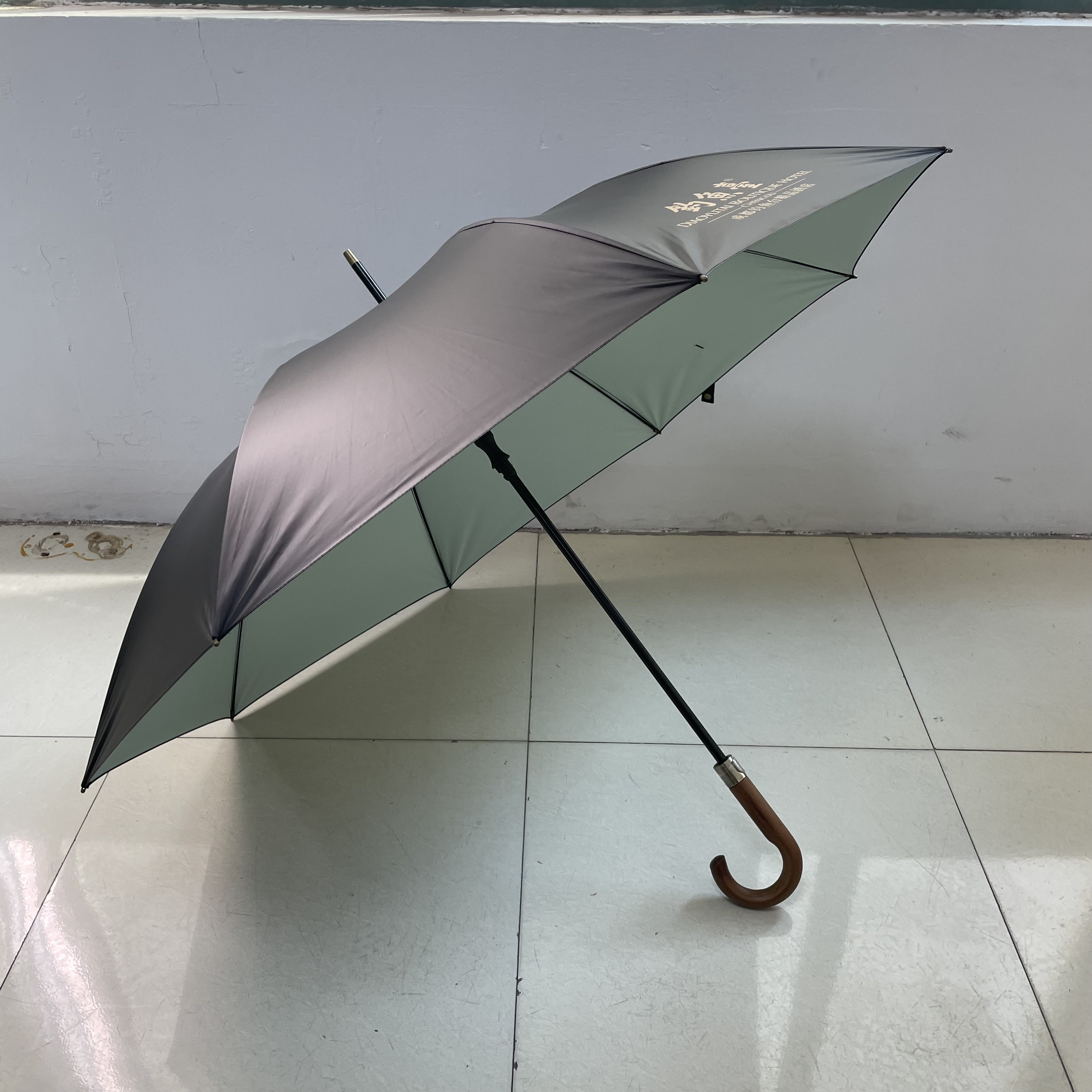 Best Selling Automatic Open Royal Blue Large Sun Golf Umbrella with Wooden Handle