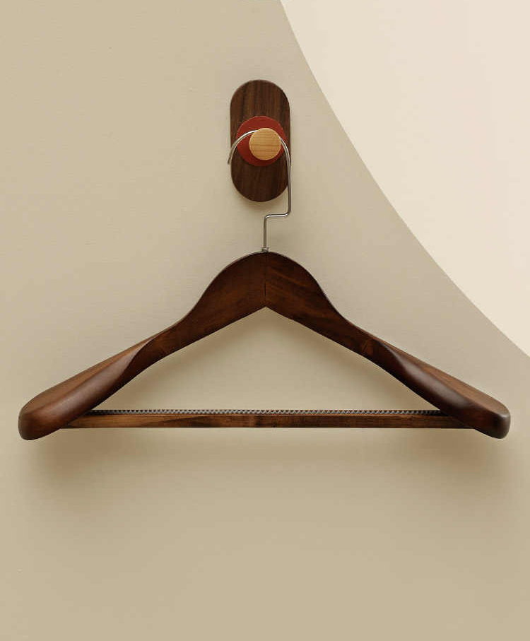 Family use antique wide shoulder wood coat hangers antique closet wooden clothes luxury coat suit hanger with wide shoulder rack