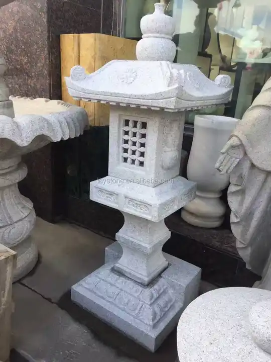 Classic grey granite Japanese stone lantern outdoor garden decorated with pagoda lamp posts