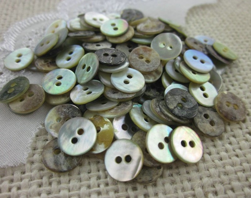 Wholesale Natural agoya shell button 2 holes for shirt,Round natural abalone 4 hole with thin side shell buttons