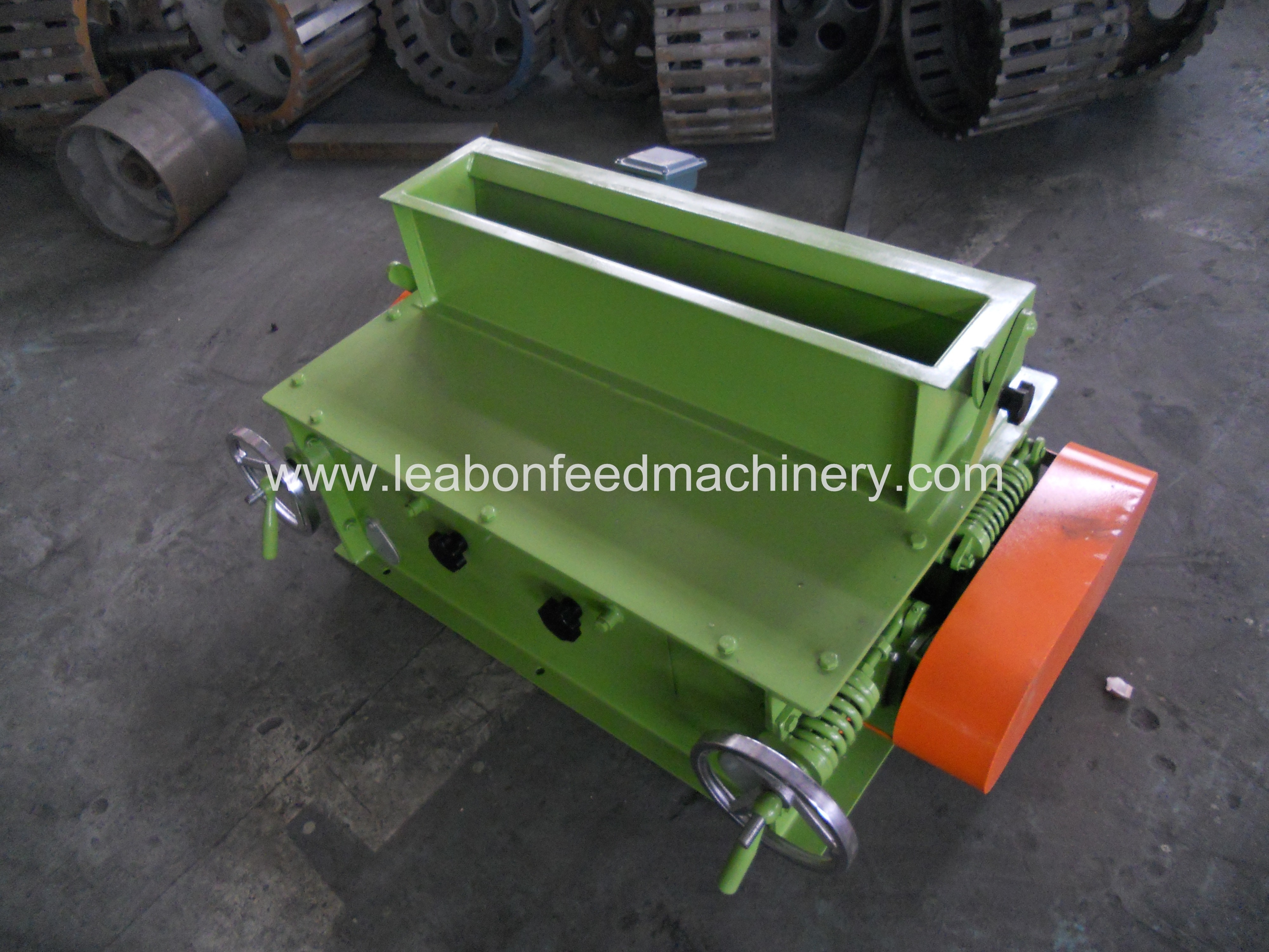 New Design SSLG Series Three-Roller Feed Pellet Crumble Machine Feed Pellets Crusher Machine