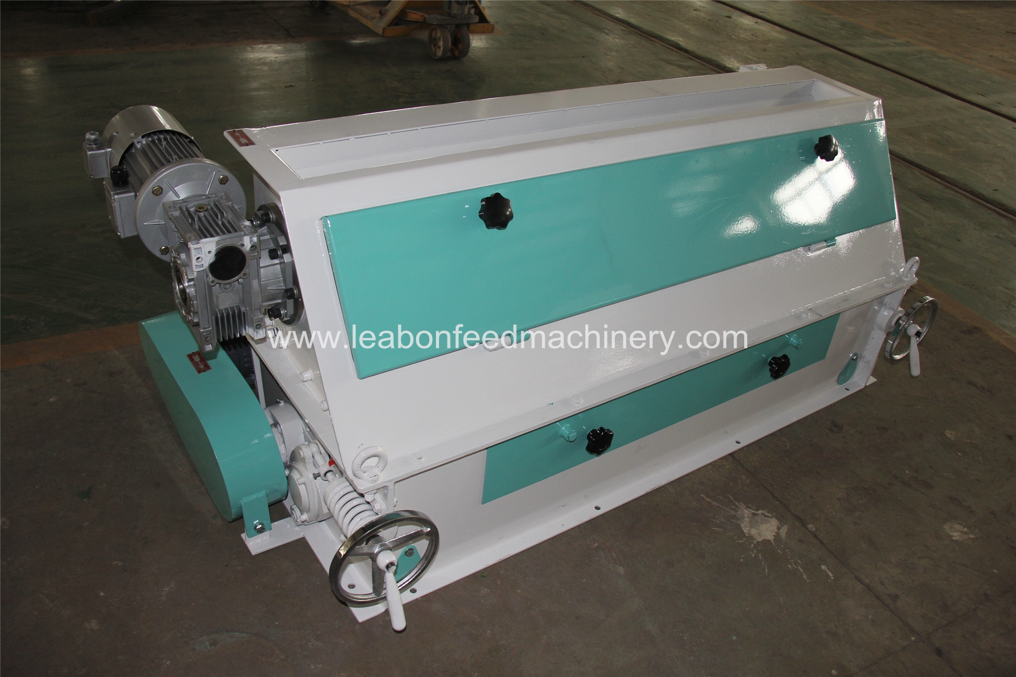 New Design SSLG Series Three-Roller Feed Pellet Crumble Machine Feed Pellets Crusher Machine