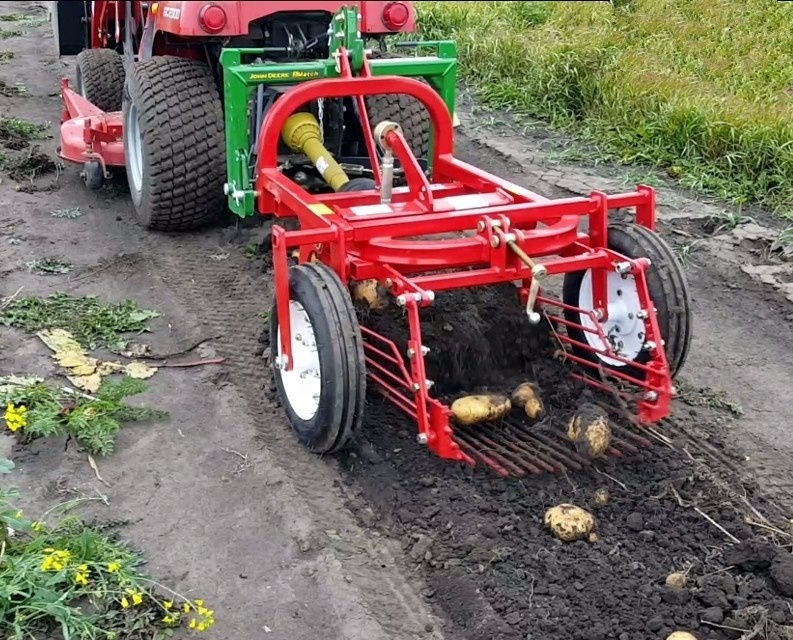 Agricultural mini tractor PTO drive 3-point hitch small potato harvester potato digger