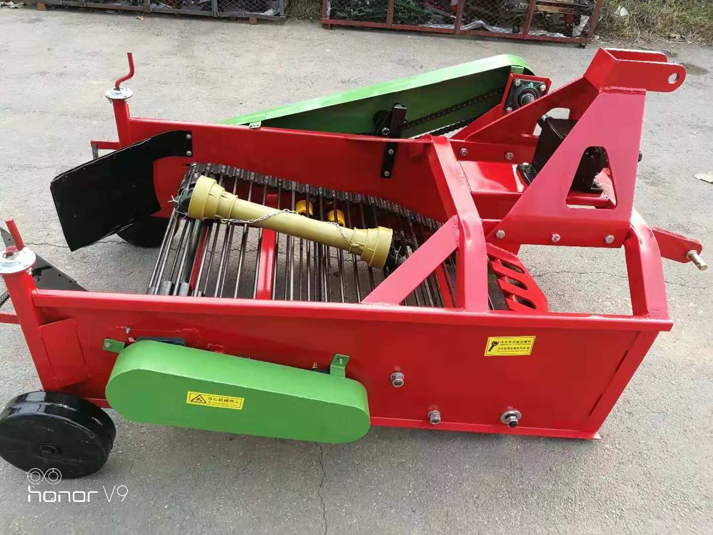 Row Small Potato Digger for Sale Tractor Use 3 Point 1 Used Harvester Machine Madla 8070 Madla 1988 from 600 Working Width 65cm