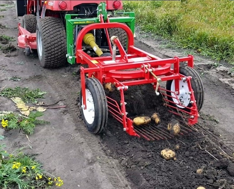 Agricultural mini tractor 3-point hook up one row small potato digger