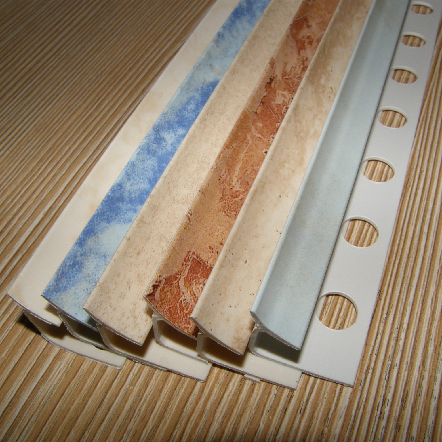 Shinning Surface Closed Shape Edge Profile Plastic Vinyl Decorative   Flooring Cover Strips  PVC Tile Corner Trimming