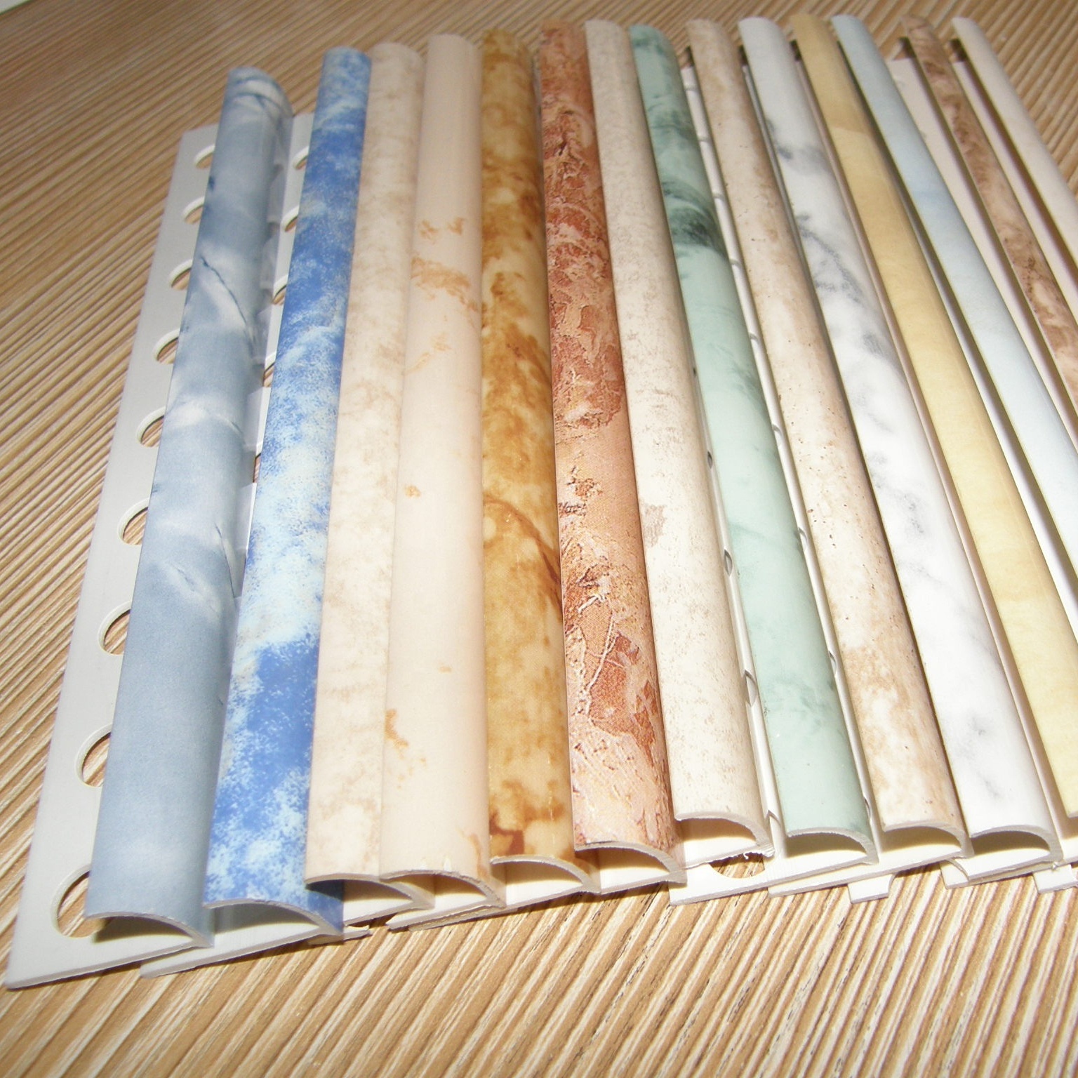 Shinning Surface Closed Shape Edge Profile Plastic Vinyl Decorative   Flooring Cover Strips  PVC Tile Corner Trimming