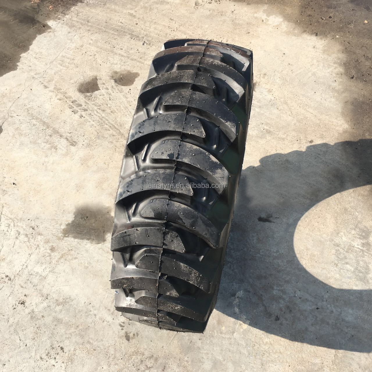 China Manufacturer Mini Tractor Backhoe Loader tire 25*8.50*14 15*19.5 19.5L*24 Mining truck tyre