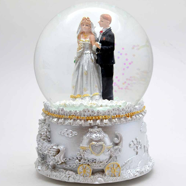 Resin Dancing Couple Wedding Favor Water Globe