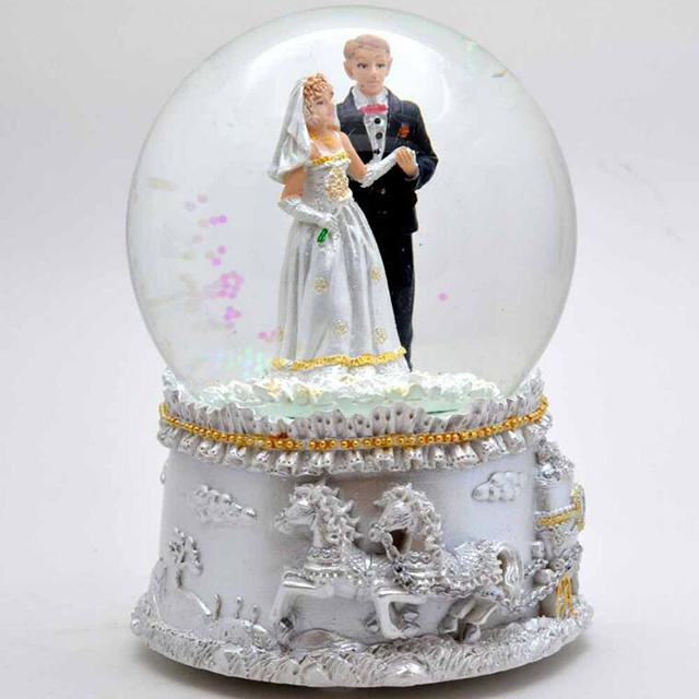 Resin Dancing Couple Wedding Favor Water Globe