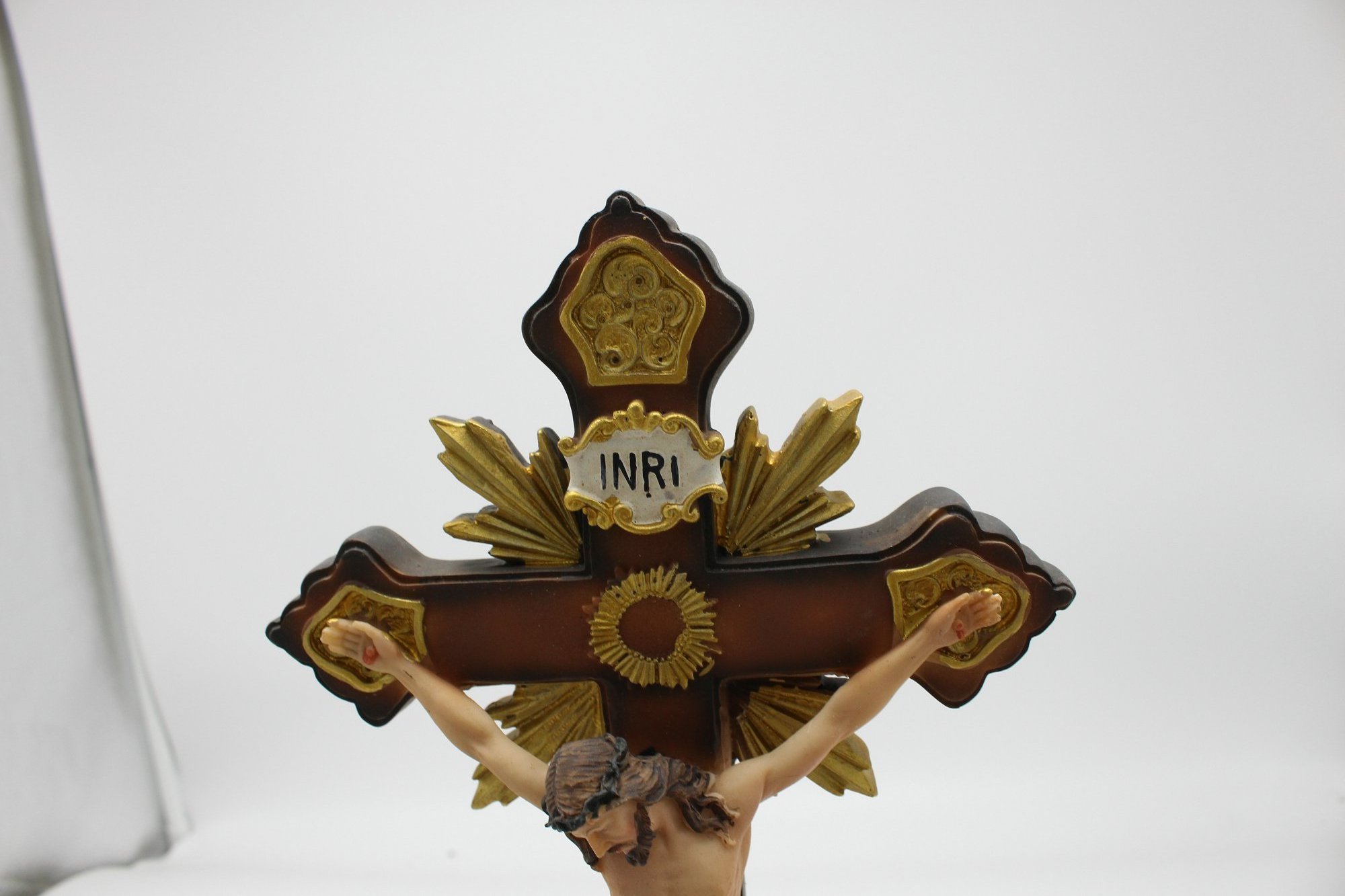 Factory Produce Suffering Jesus Cross Resin Catholic Religious Statue, Crucifix Jesus Nailed On The Cross For Desk Decor