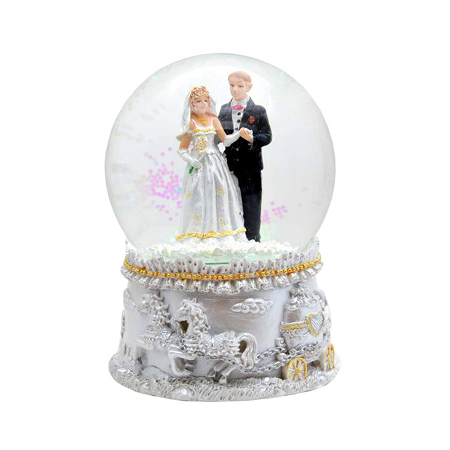 Resin Dancing Couple Wedding Favor Water Globe