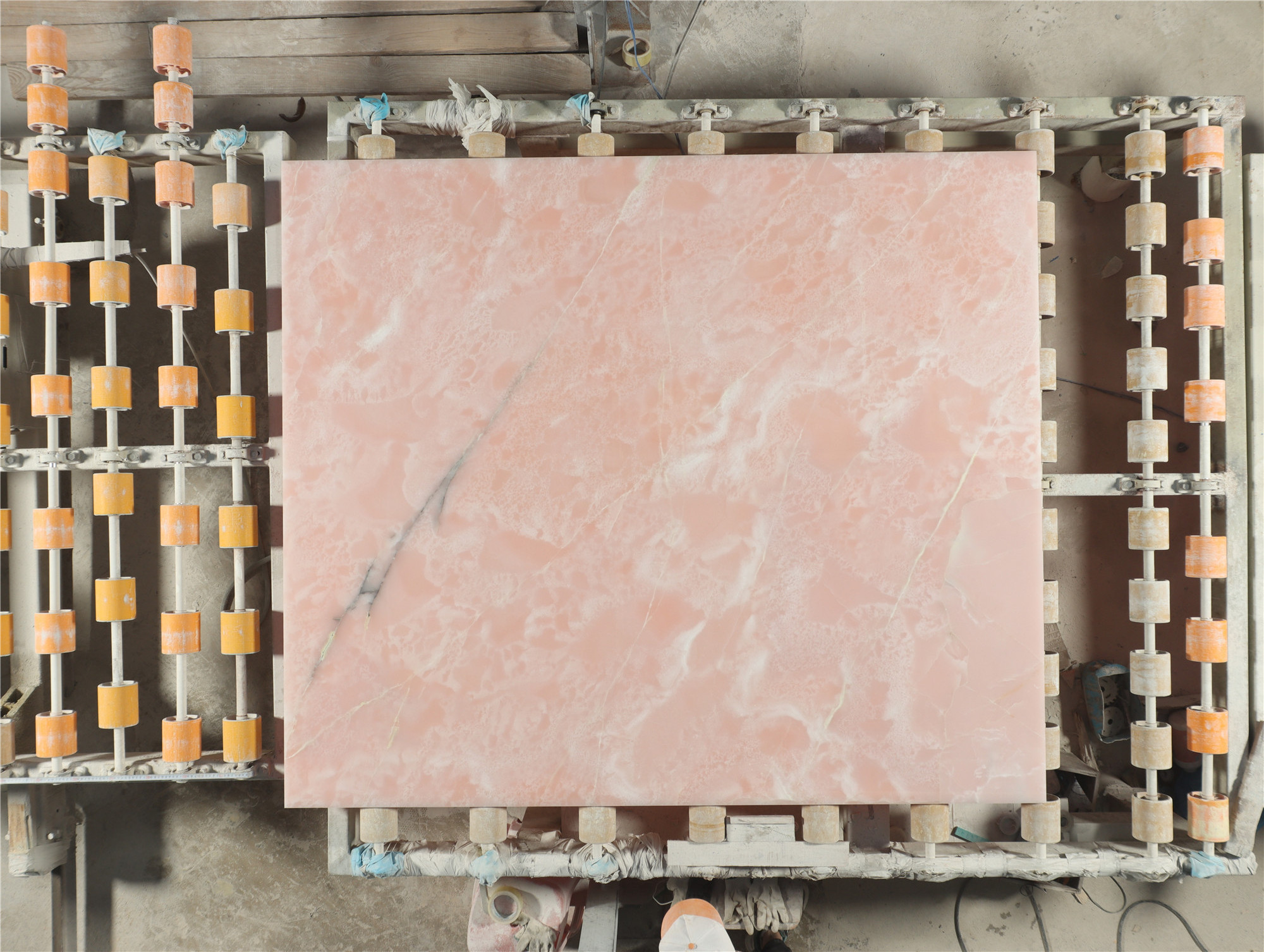 Polished Pink Onyx translucent slabs for counter top and wall