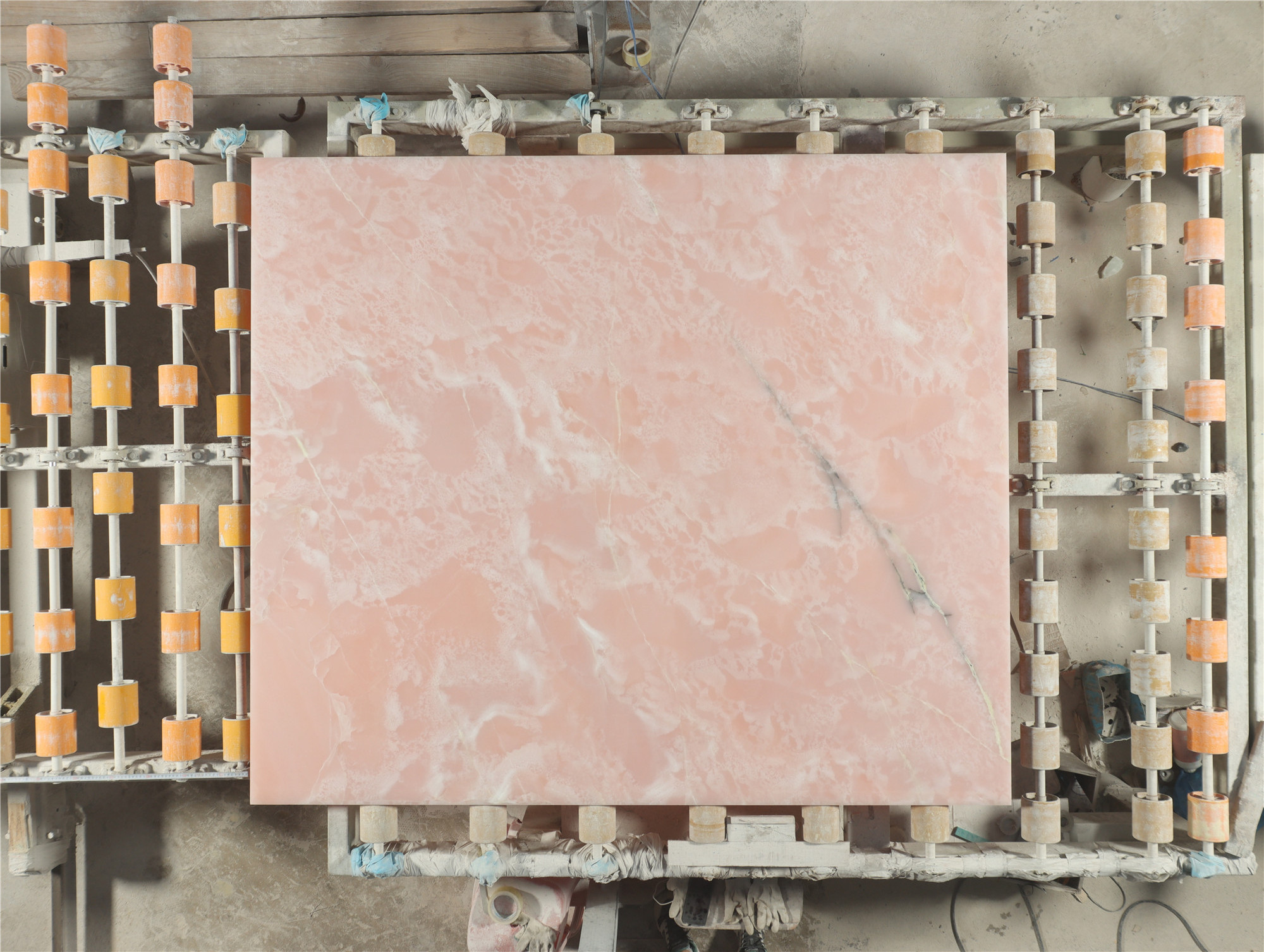 Polished Pink Onyx translucent slabs for counter top and wall