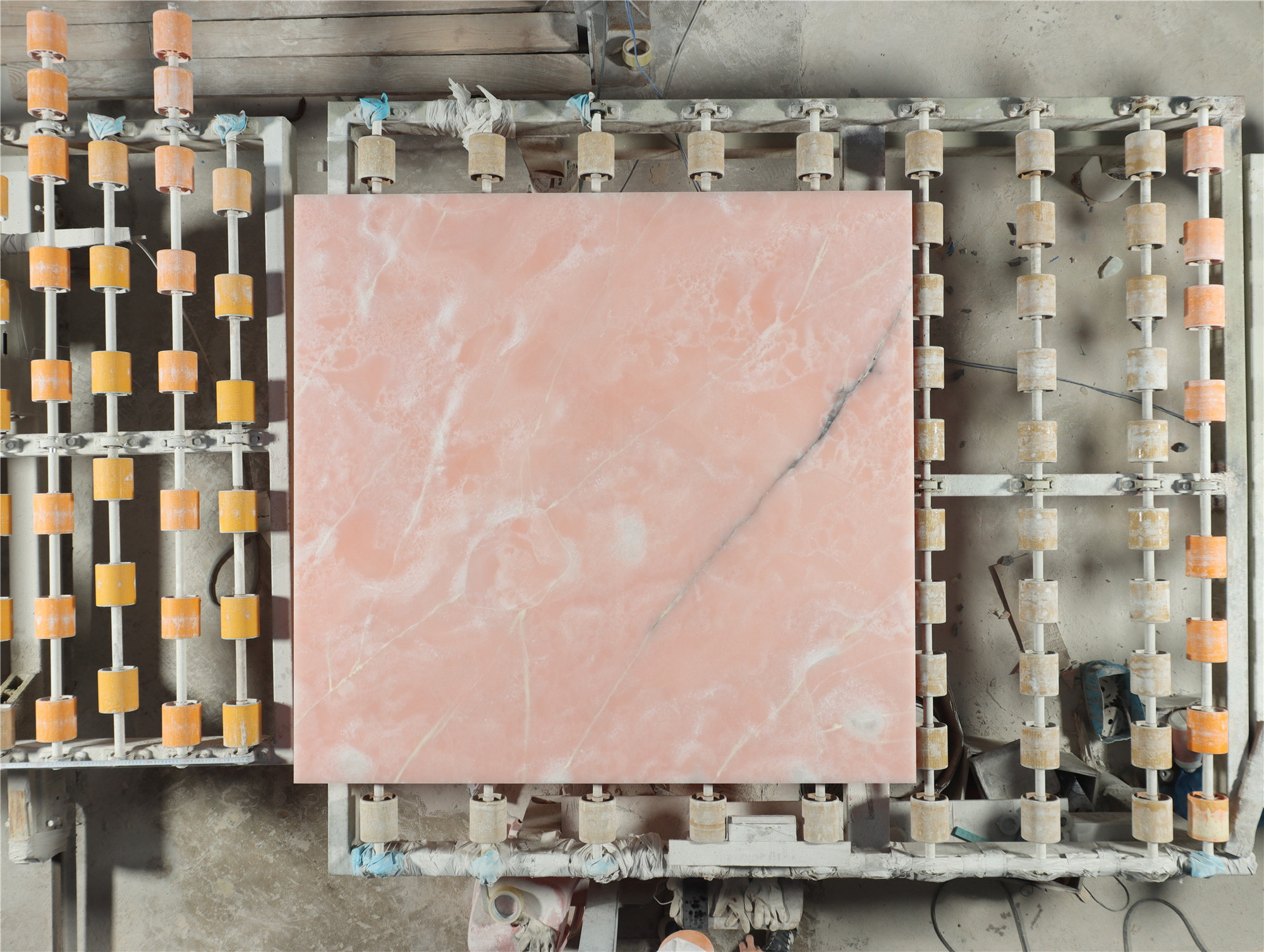 Polished Pink Onyx translucent slabs for counter top and wall