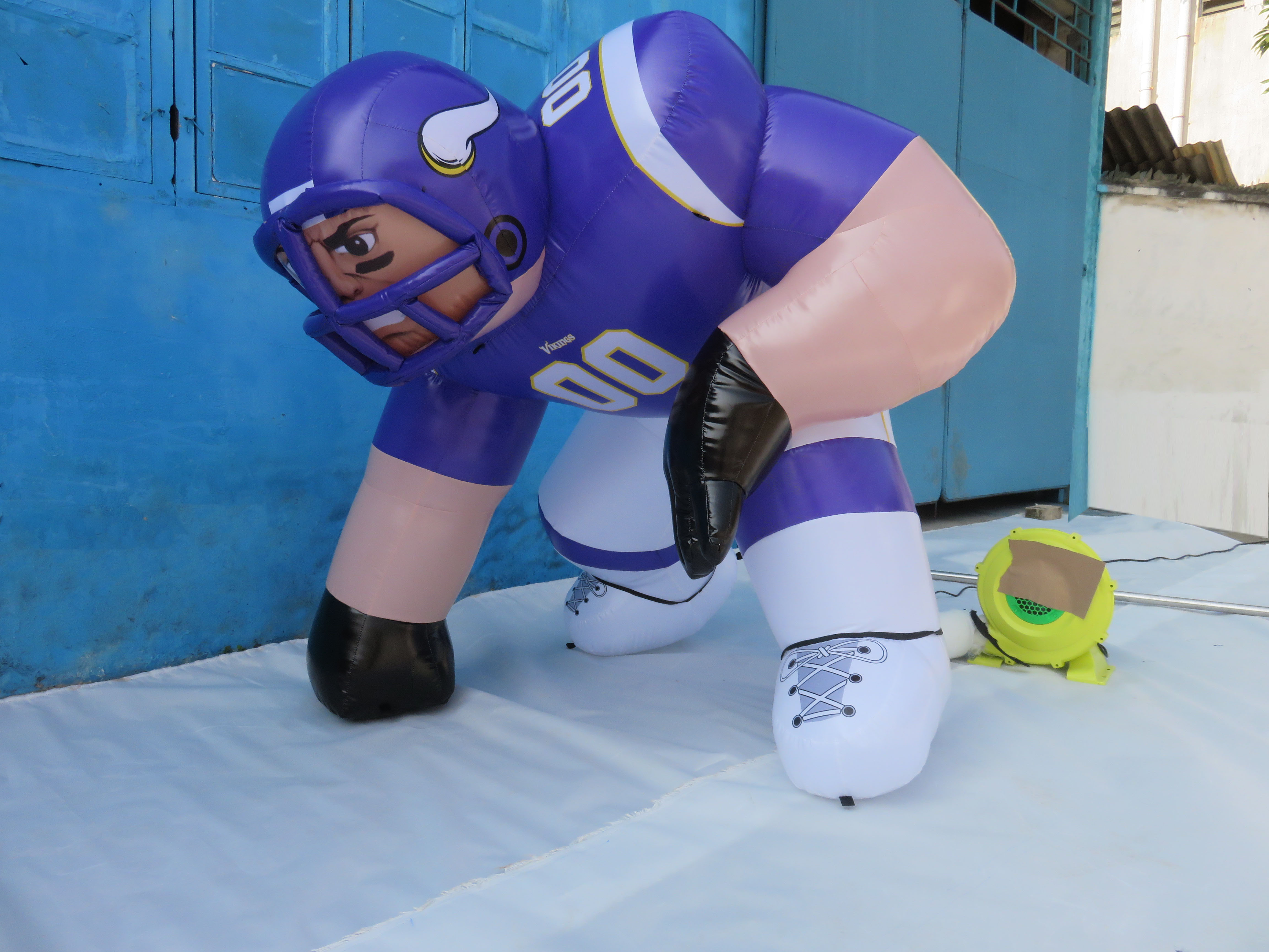 6ft/1.5M High Giant Customized Football Player Nfl Inflatable Bubba Player For Sale