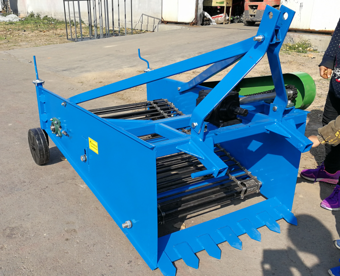 Good quality agricultural tractor PTO drive 3-point hitch small potato harvester potato digger for sale